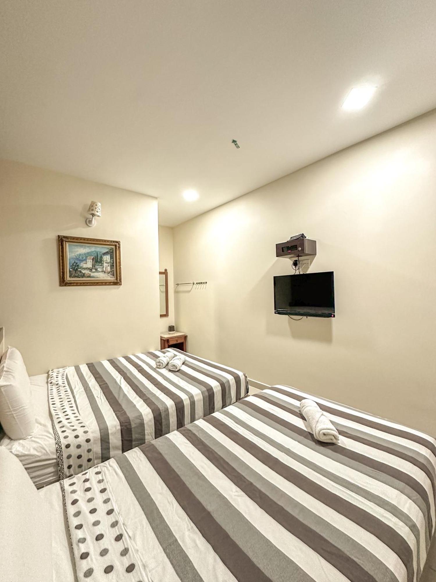 G Star Hotel Pantai Remis Extérieur photo